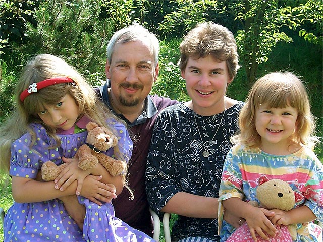 von links nach rechts: Anny mit Schnulli, Axel, Anja und Antje mit Hasikatze