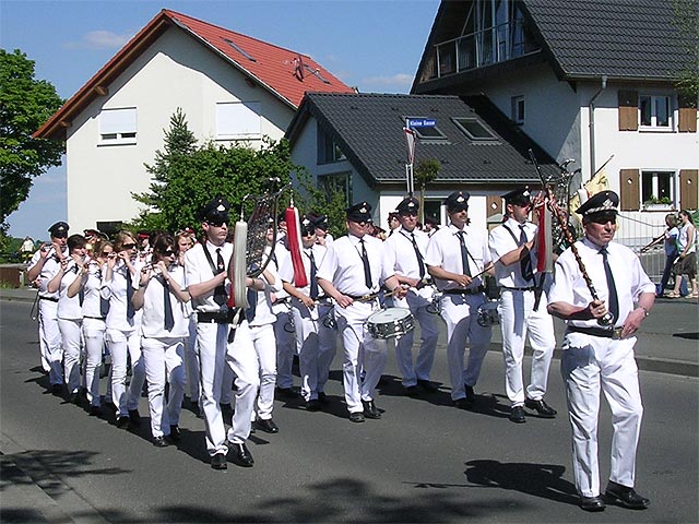 der Spielmannszug unter Leitung des Ehren-Tambourmajors Erwin Kossel